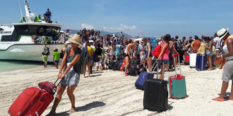 Wisman di Gili Trawangan, Lombok, NTB, bersiap-siap menaiki kapal cepat menuju Bali, Jumat (25/8/2016). 