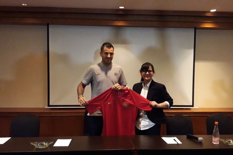 Pelatih tim nasional Indonesia Simon McMenemy (kiri) didampingi Sekretaris Jenderal PSSI Ratu Tisha Destria saat konferensi pers pertama di Hotel Sultan, Jakarta, Kamis (24/1/2019).