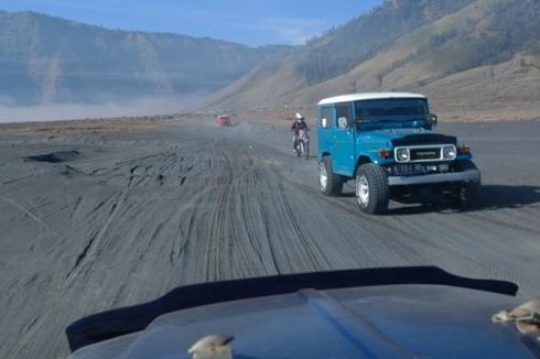 Lautan Pasir Gunung Bromo Kembali Dibuka untuk Wisatawan