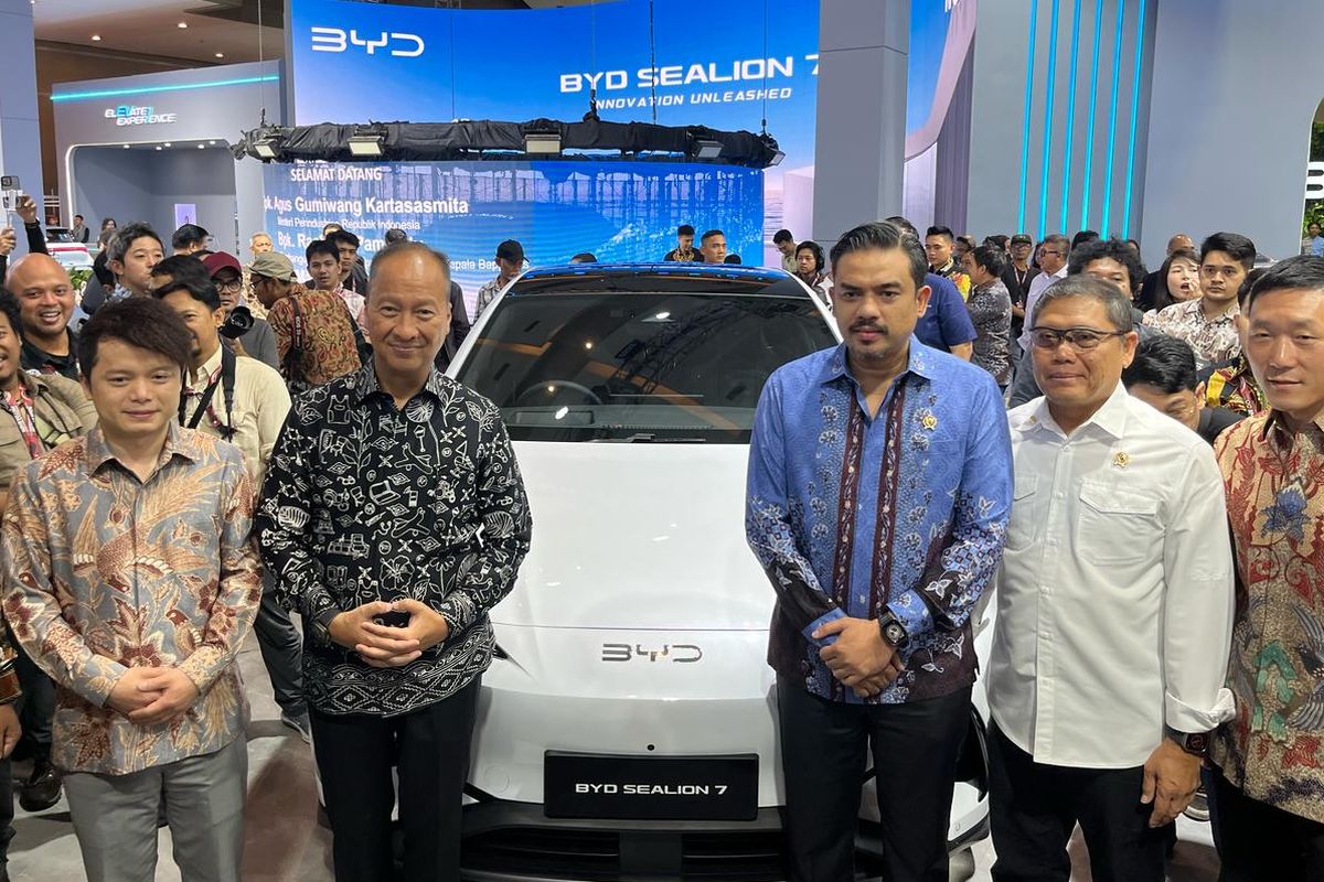 Menteri Perindustrian Republik Indonesia (RI) Agus Gumiwang Kartasasmita di booth BYD IIMS 2025