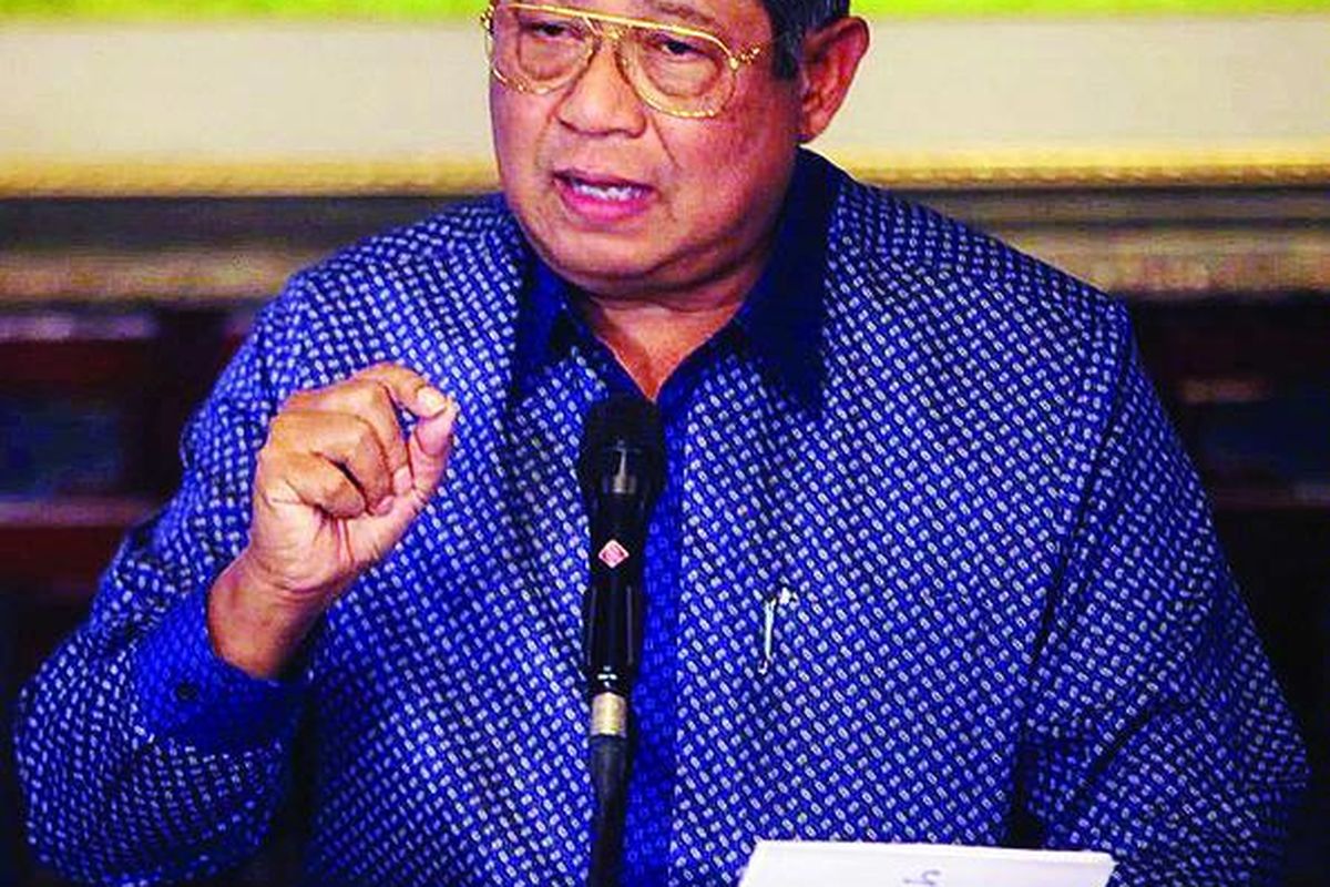 Ketua Dewan Pembina Partai Demokrat Susilo Bambang Yudhoyono memberikan keterangan pers di kediamannya di Puri Cikeas, Bogor, Jawa Barat, Minggu (5/2).