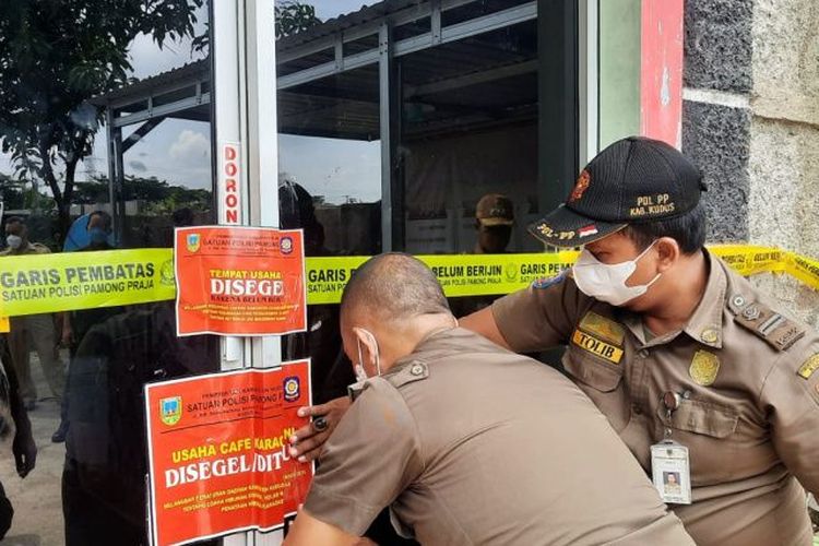 Satpol PP Kabupaten Kudus, Jawa Tengah, melakukan penyegelan tempat karaoke. 