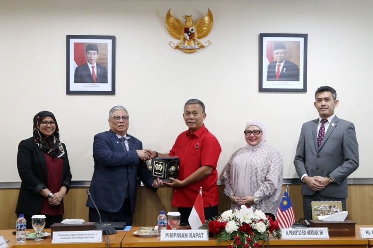 Dewan Perwakilan Rakyat Daerah (DPRD) Provinsi DKI Jakarta menerima kunjungan Dewan Undangan Negeri Sabah, Malaysia, di Gedung DPRD DKI Jakarta, Rabu (18/10/2023). 
