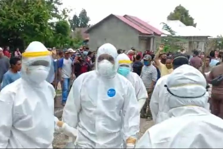 Warga di Dusun Ani, Desa Lokki, Kecamatan Huamual, Kabupaten Seram Bagian Barat, Maluku merampas jenazah Covid-19 yang hendak dimakamkan di dusun tersebut, Senin (14/2/2022)