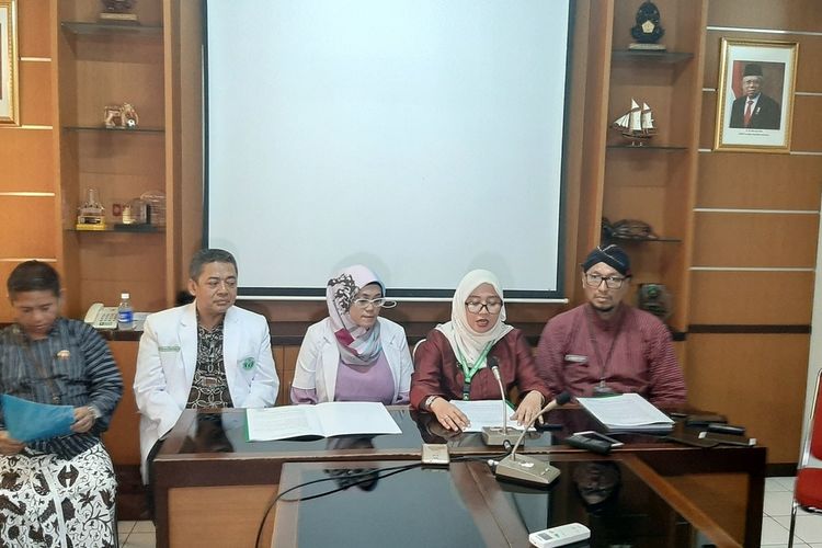 Kepala Sub Bagian Hukum, Pemasaran dan Kemitraan RSUD Panembahan Senopati Bantul Siti Rahayuningsih (Megang Microphone) Saat Jumpa Pers di RSUD Panembahan Senopati Bantul Kamis (6/2/2020)