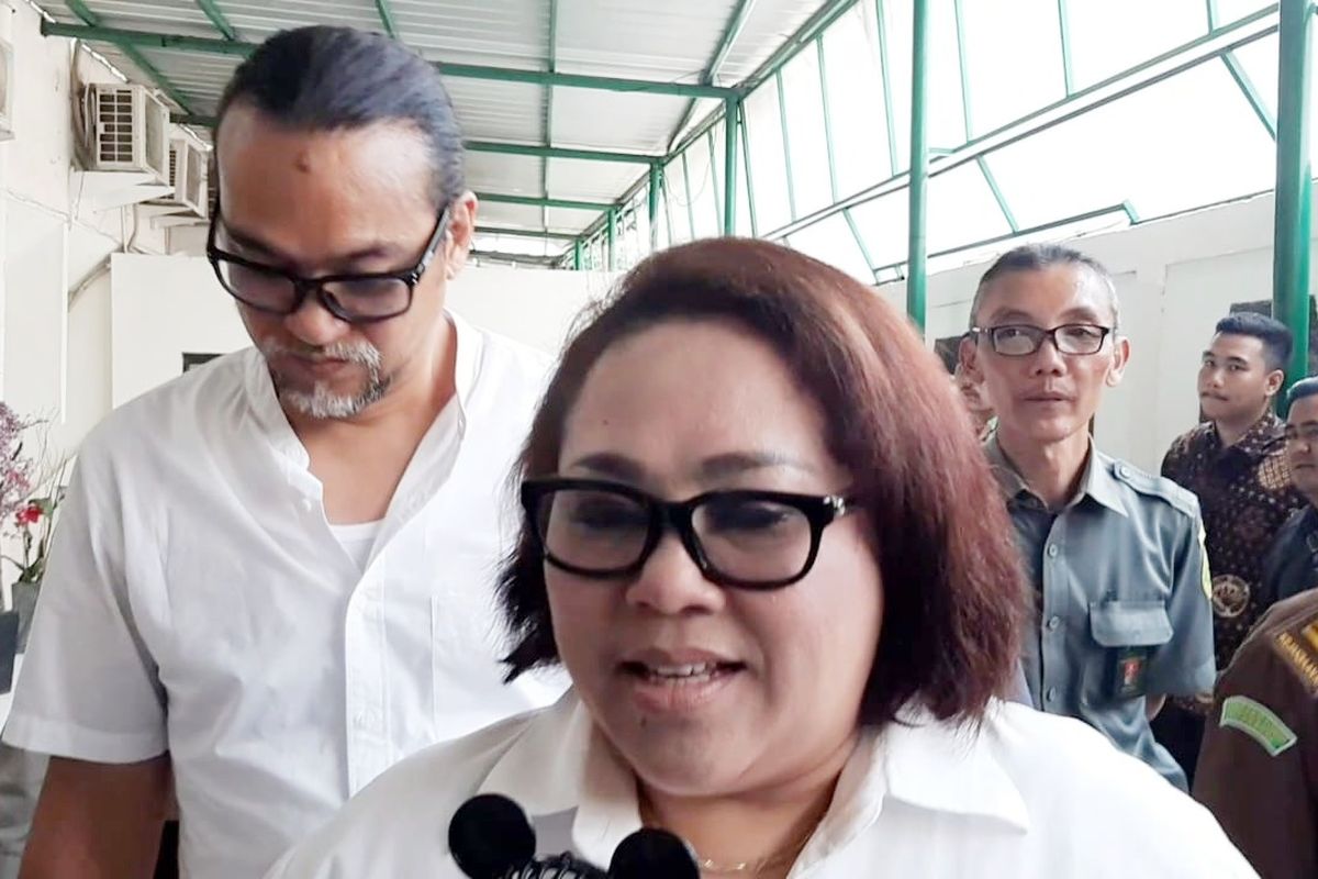 Komedian Nunung dan sang suamI July Jan Sambiran saat ditemui di Pengadilan Negeri Jakarta Selatan, Rabu (23/10/2019).
