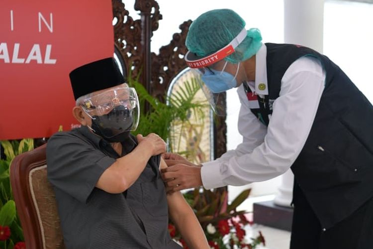 Wakil Presiden Ma'ruf Amin saat menjalani vaksinasi Covid-19 di kediaman dinas, Menteng, Jakarta Pusat, Rabu (17/2/2021)