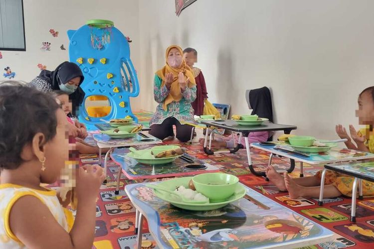 Anak-anak makan bersama di daycare Rumah Pelita Semarang, Senin (3/4/2023).