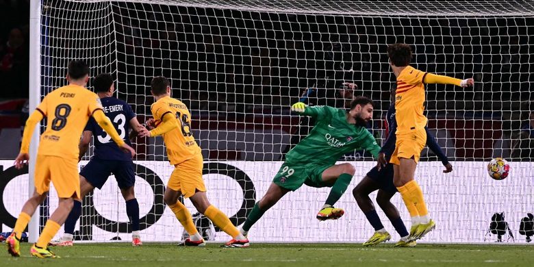Andreas Christensen (ketiga dari kiri) saat mencetak gol dalam laga PSG vs Barcelona pada leg pertama perempat final Liga Champions 2023-2024 di Stadion Parc des Princes, Kamis (11/4/2024) dini hari WIB. (Photo by Miguel MEDINA / AFP)