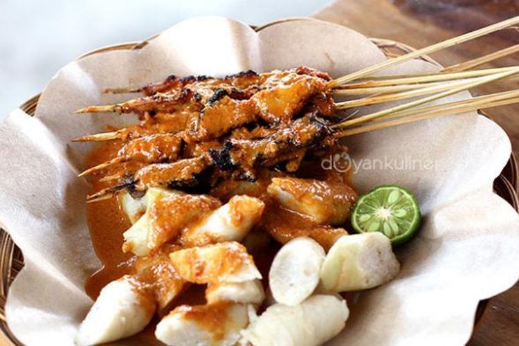 Sate Bulayak, kuliner khas Lombok yang selalu dicari-cari wisatawan saat berlibur ke Lombok, Nusa Tenggara Barat.