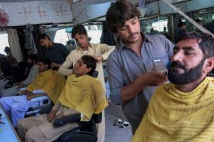 Foto ini menampilkan sejumlah tukang cukur asal Waziristan Utara, Pakistan yang mengungsi ke kota Bannu demi menghindari operasi militer Pakistan untuk memberantas berbagai kelompok militan, termasuk kelompok Taliban.