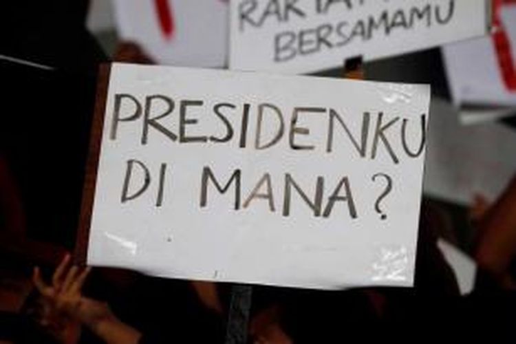 Massa yang tergabung dalam Koalisi Masyarakat Sipil Anti Korupsi, membawa poster dalam aksi di depan gedung Komisi Pemberantasan Korupsi, Jakarta, Jumat (23/1/2015). Aksi ini merupakan respons atas penangkapan Wakil Ketua KPK Bambang Widjojanto, oleh Bareskrim Mabes Polri.