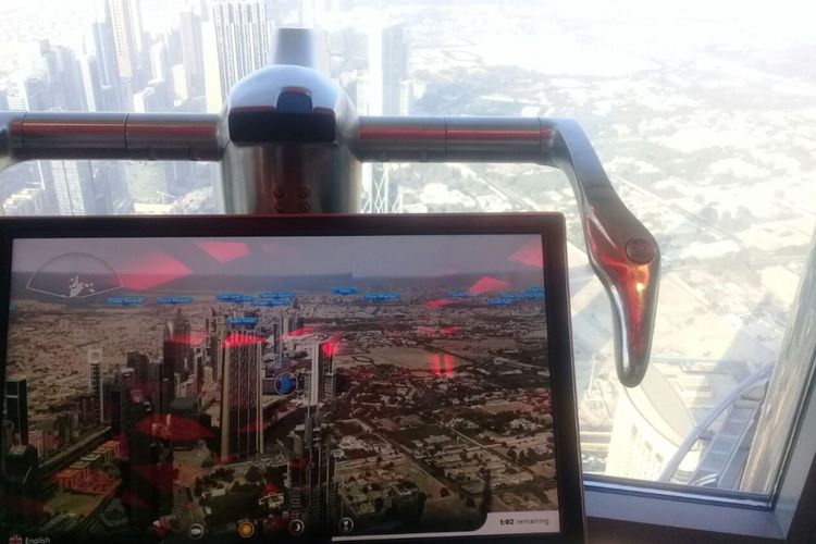 Alat khusus untuk melihat pemandangan sekaligus tahu nama-nama gedung dan tempat di Burj Al-Khalifa