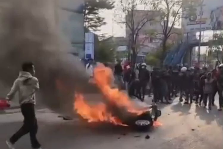 Diberondong Batu dan Busur, Rombongan Pawai di Makassar Balas Bakar Motor Lawan