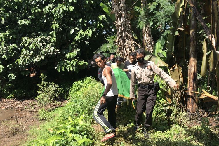 Warga bersama aparat kepolisian membawa jenazah Yusuf (30) setelah dievakuasi lantaran gantung diri di sebuah pohon jambu di kebun milik warga dekat Setu Citayem, Pondok Terong, Cipayung, Kota Depok pada Jumat (26/11/2021) pagi.