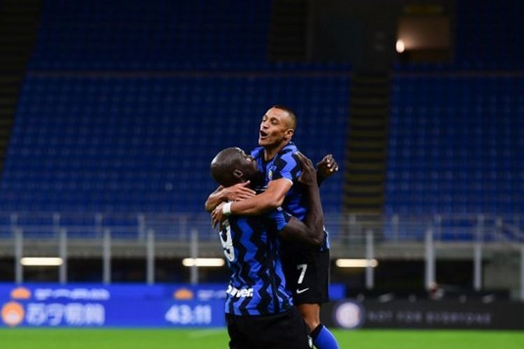 Romelu Lukaku dan Alexis Sanchez dalam laga Inter vs Fiorentina pada giornata kedua Serie A - kasta tertinggi Liga Italia - musim 2020-2021.