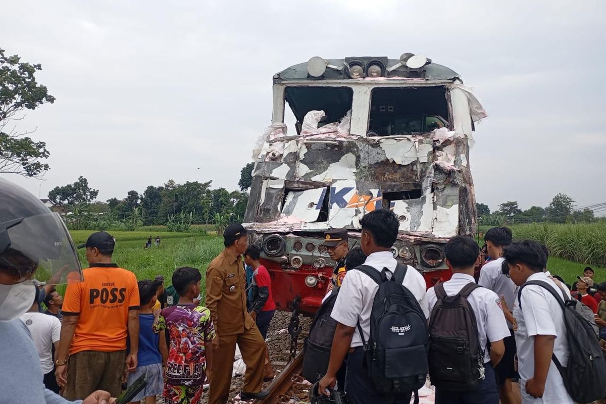 Kondisi lokomotif Kereta Api Kartanegara usai insiden kecelakaan dengan sebuah truk di perlintasan tanpa palang pintu Desa Seketi, Kecamatan Ngadiluwih, Kabupaten Kediri, Jawa Timur, Senin (10/3/2025).
