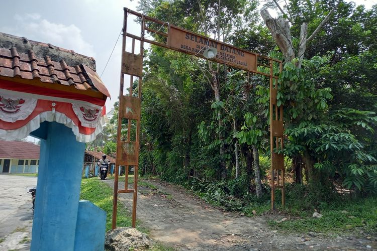 Gerbang masuk ke Kampung Malegor, Desa Sukamarga dimana ditemukan makam jumbo misterius, Senin (24/5/2021)