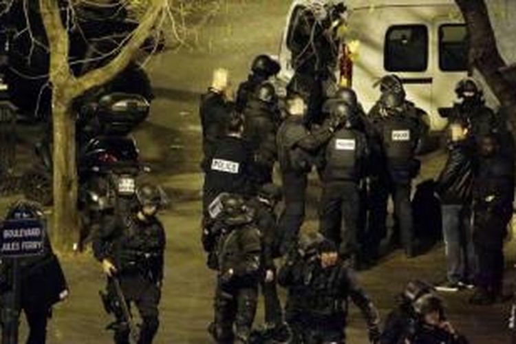 Polisi mengamankan area Cafe Bonner Biere, Jules Ferry Squar, di Paris, 13 November 2015. Lebih dari 100 orang tewas dalam aksi penembakan dan bom yang dilakukan oleh teroris pada 13 November malam.