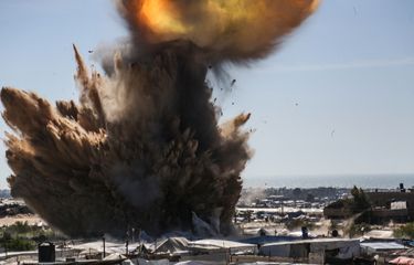 Asap dan api membubung dari tenda-tenda pengungsian yang diserang Israel di Khan Yunis, selatan Jalur Gaza, Sabtu (19/4/2025).