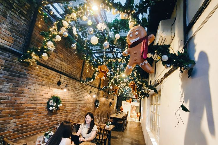 Suasana ONNI House Kitchen yang menghadirkan konsep besar bertajuk Christmas Tales at ONNI, sebuah rangkaian dekorasi yang terinspirasi dari kisah-kisah Natal klasik untuk satu pengalaman menyeluruh di Hari Natal 2025..