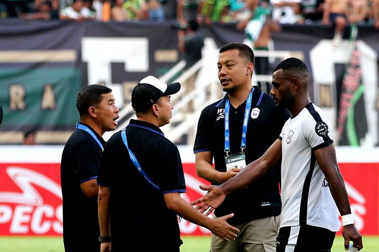 Manajer RANS Nusantara FC Hamka Hamzah berdiskusi dengan tim pelatih dan official seusai pertandingan pekan ke-4 Liga 1 2023-2024 melawan Persebaya Surabaya berakhir dengan skor 2-2 di Stadion Gelora Bung Tomo Surabaya, Minggu (23/7/2024) malam.