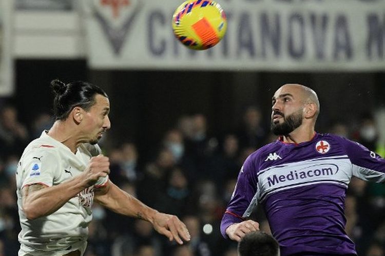 Zlatan Ibrahimovic terlibat duel udara dengan Riccardo Saponara dalam laga pekan ke-13 Liga Italia, Fiorentina vs AC Milan, di Stadion Artemio Franchi, Minggu (21/11/2021) dini hari WIB.