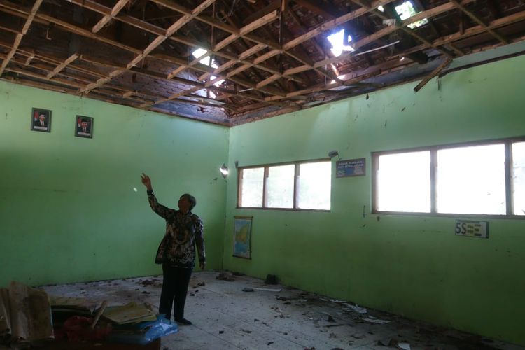 NYARIS ROBOH—Kepala Sekolah SDN 4 Gelangkulon-Sampung, Kabupaten Ponorogo, Jawa Timur, Muhammad Fatah Yasin menunjukkan atap ruang kelas yang nyaris roboh lantaran lama tidak direhab. Kondisi itu mengakibatkan 18 murid di sekolah itu terpaksa menungsi sekolah Minggu milik umat Buddha di desa setempat. 