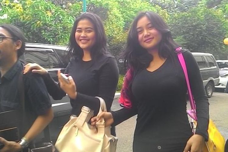 Duo Serigala mendatangi Polda Metro Jaya untuk membuat laporan soal foto topless-nya yang beredar di media sosial, Senin (13/4/2015).