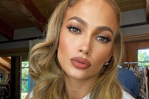 Tampilan Stylish Jennifer Lopez dalam Busana Serba Hitam