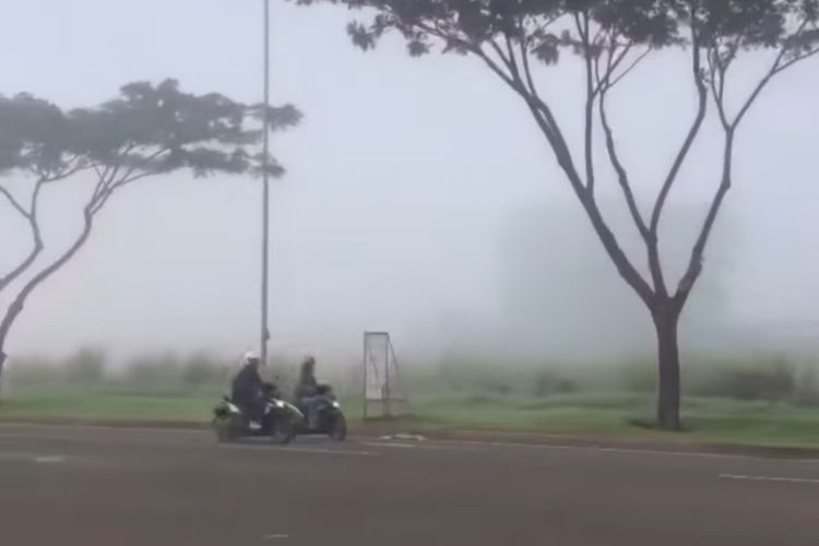 Tangkapan layar video kabut menyelimuti kawasan Serpong - Pagedangan pada Selasa (23/2/2021). 