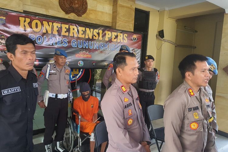 Pelaku pencurian duduk di kursi roda saat jumpa pers di Mapolres Gunungkidul, DI Yogyakarta. Kamis (20/6/2024)