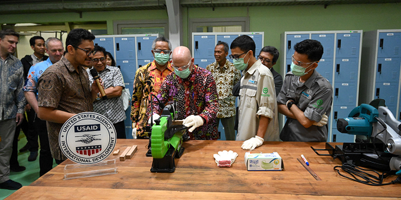 Direktur USAID Indonesia Jeff Cohen mencoba peralatan dalam Maker Innovation Spaces (MIS) di ITB Bandung.