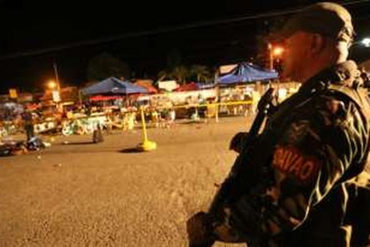 Seorang serdadu menjaga lokasi ledakan di Kota Davao, Filipina, Jumat malam. 