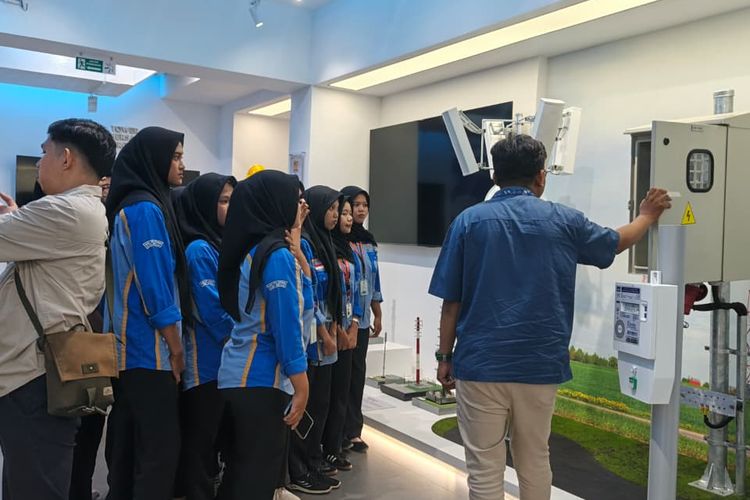Belajar di Kelas Tak Cukup, Siswa SMK Intip Langsung Dunia Kerja Telekomunikasi di TBIG