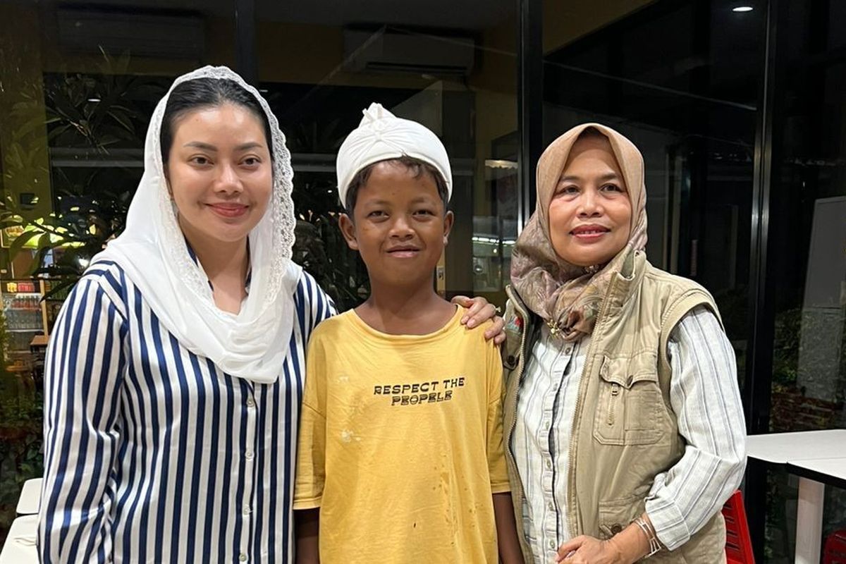 Bupati Brebes, Paramitha Widya Kusuma (kiri) menjemput Adnan (15) bocah putus sekolah yang mengayuh sepeda ratusan kilometer menuju Kabupaten Subang hendak menemui Gubernur Jawa Barat Dedi Mulyadi, Selasa (10/6/2025) dini hari.