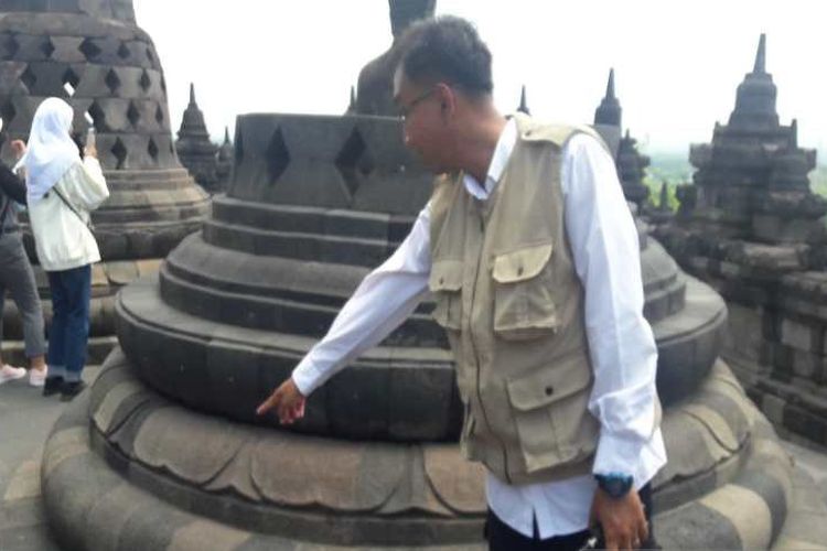 Petugas Balai Konservasi Borobudur menunjukkan salah satu noda permen karet yang menempel di batuan Candi Borobudur akibat ulah pengunjung yang tidak bertanggung jawab. 