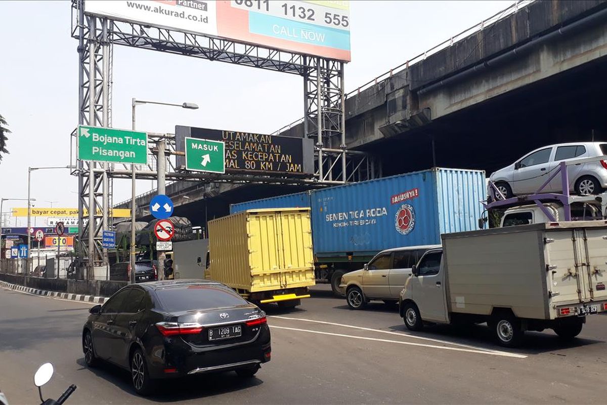 Olah TKP Kecelakaan Truk Pertamina Selesai, GT Rawamangun dan Jalan Tol Wiyoto Wiyono Kembali dibuka, Rabu (24/7/2019).