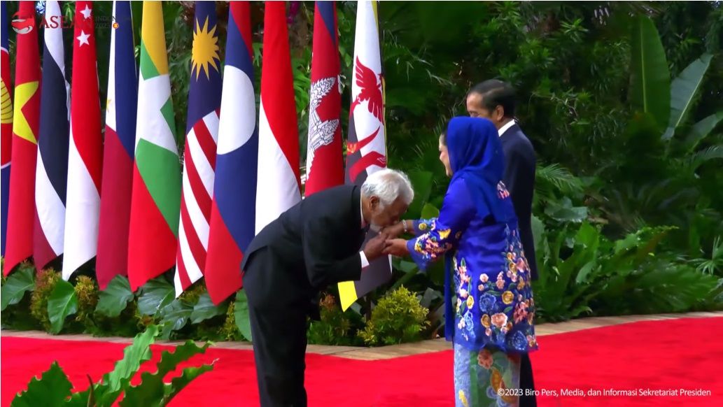 Xanana Gusmao Cium Tangan Iriana Jokowi Saat Tiba di Lokasi KTT ASEAN