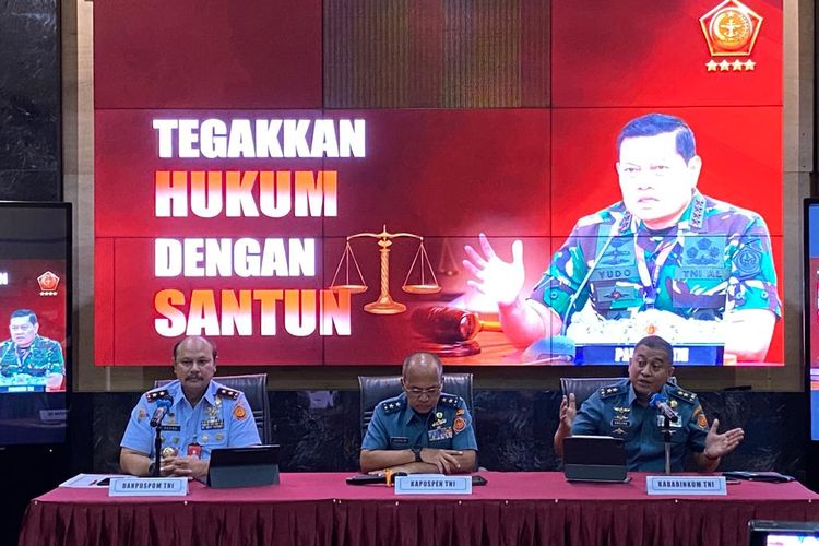 Dari kiri ke kanan, Danpuspom TNI Marsda R Agung Handoko, Kapuspen TNI Laksda Julius Widjojono, dan Kababinkum Laksda Kresno Buntoro saat konferensi pera di Mabes TNI, Cilangkap, Jakarta Timur, Kamis (10/8/2023).