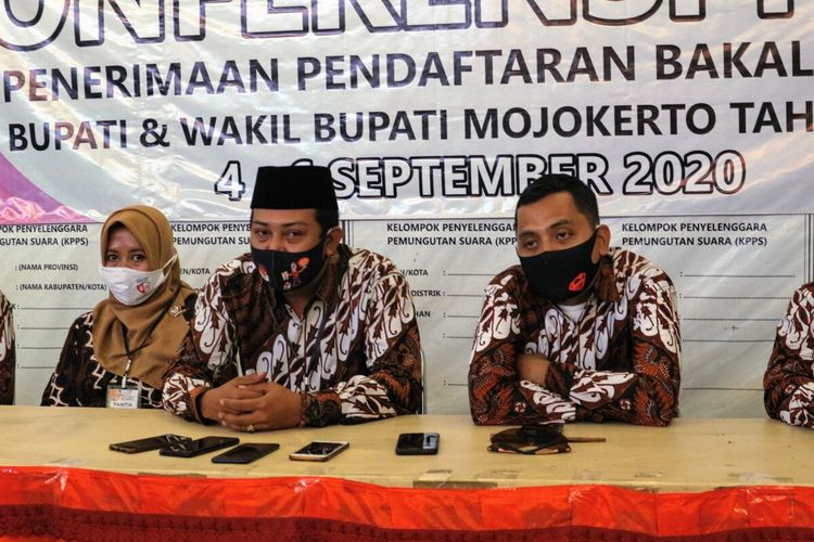 Para komisioner Komisi Pemilihan Umum (KPU) Kabupaten Mojokerto, Jawa Timur, menggelar konferensi pers usai menerima pendaftaran para calon kontestan Pilkada, Minggu (6/9/2020).