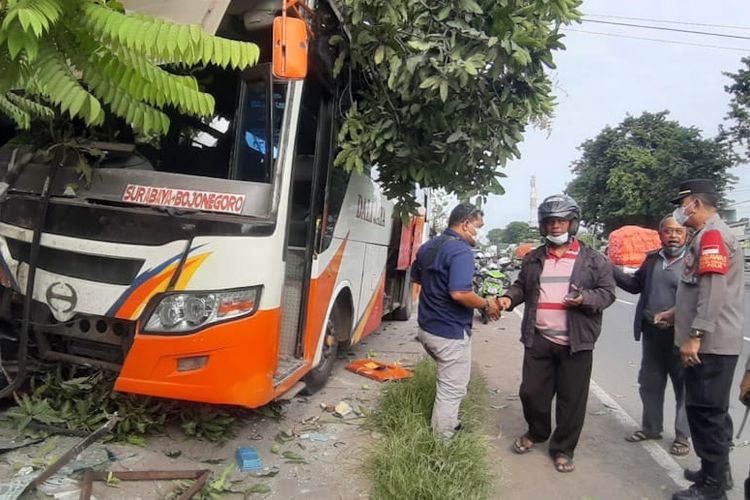 Bus berisi penuh penumpang menabrak empat rumah warga di Gresik. 
