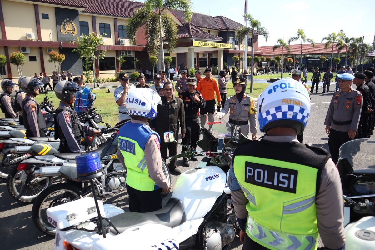 Kapolres Kulon Progo, AKBP Nunuk Setiyowati inspeksi peralatan kepolisian dalam apel gelar pasukan yang merupakan operasi kepolisian terpusat Lilin Progo 2023 untuk mengamankan Natal 2023 dan Tahun Baru 2024.