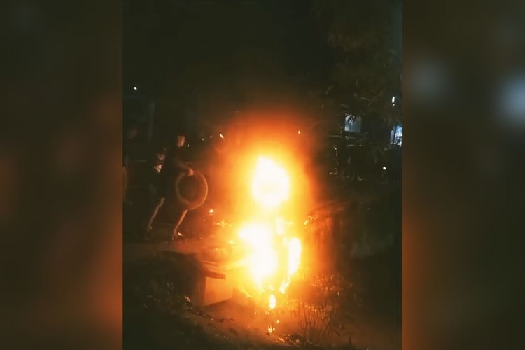 Potongan video massa yang geram lalu membakar motor pelaku pencurian knalpot di Jalan Leimena, Kecamatan Manggala, Kota Makassar, Sulawesi Selatan (Sulsel), Kamis (18/4/2024) malam.