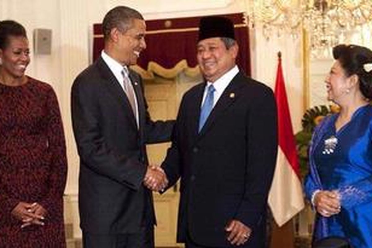 Presiden AS Barack Obama dan Ibu Negara Michelle Obama berpose bersama Presiden RI Susilo Bambang Yudhoyono dan Ibu Negara Kristiani Yudhoyono di Istana Merdeka, Jakarta, Selasa (9/11/2010).