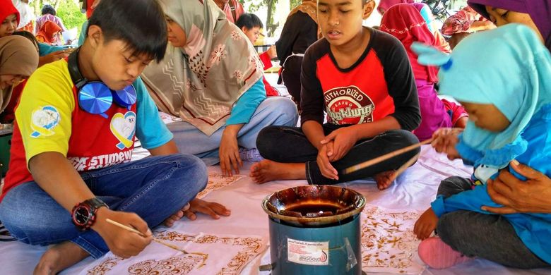 Orangtua Berikut 5 Kunci Mendidik Anak Berkebutuhan Khusus Halaman All Kompas Com