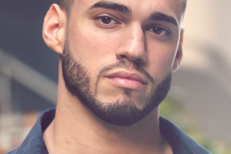 Model rambut pria buzz cut dipotong rapi dan membutuhkan perawatan yang sangat rendah.