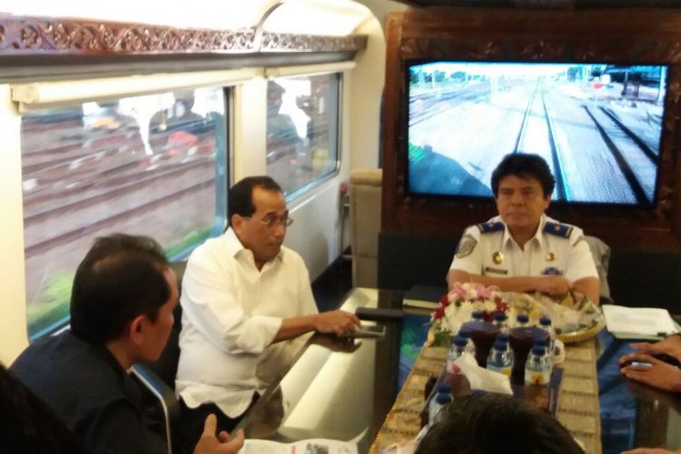 Menteri Perhubungan Budi Karya Sumadi, meninjau kesiapan jalur kereta api Jakarta hingga Sukabumi, Rabu (30/8/2017).