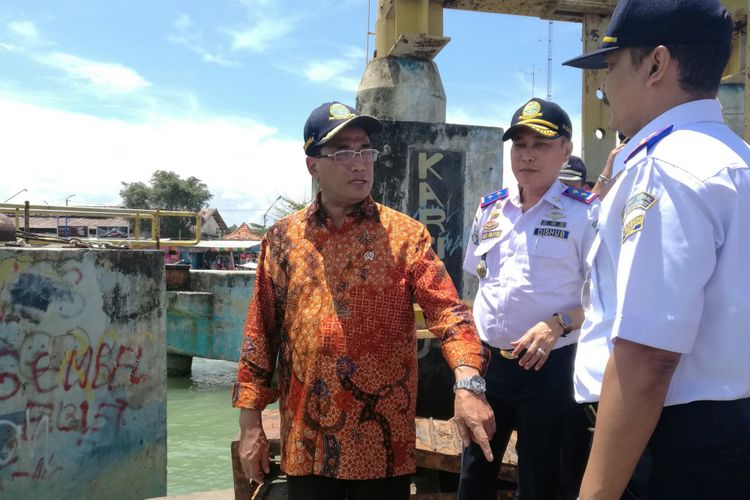Menteri Perhubungan Budi Karya Sumadi di Pelabuhan Kalianget, Kabupaten Sumenep, Jawa Timur 