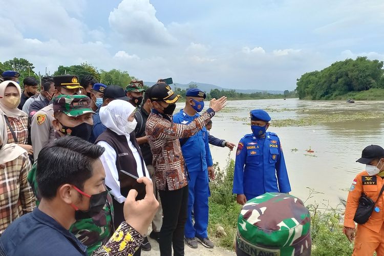 Gubernur Jawa Timur, Khofifah Indar Parawansa meninjau lokasi perahu terbalik di penyebarangan sungai bengawan solo Kanor - Rengel, Kabupaten Tuban, Jawa Timur.